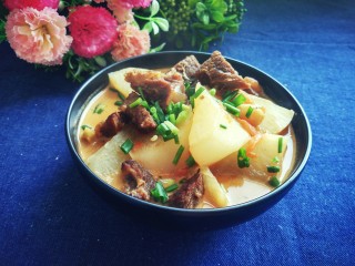22、一锅炖  番茄萝卜炖牛腩,撒上香葱，可以美美的享用了，牛腩软烂，萝卜甘甜，汤汁酸辣，味道棒极啦！