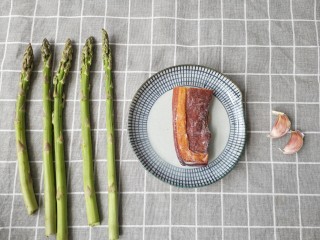 1、腊味芦笋,准备食材。