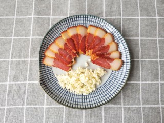 3、腊味芦笋,腊肉（我买的是真空包装即食那种，免洗免蒸）切片，蒜切末。