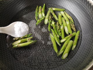 4、腊味芦笋,锅中宽水烧开，加适量盐，下芦笋炒2分钟。