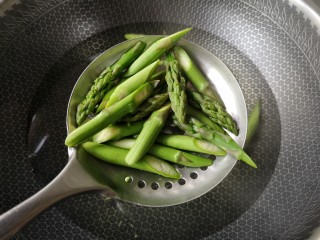 5、腊味芦笋,炒好的芦笋沥水捞出。