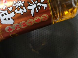 6、腊味芦笋,锅中倒入适量的菜籽油烧热。