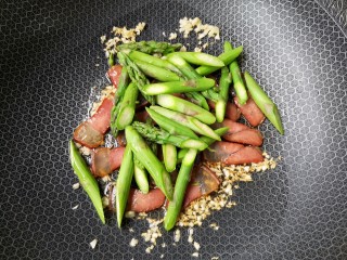 9、腊味芦笋,下入炒好的芦笋。