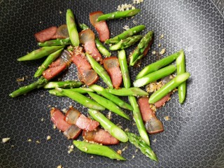 11、腊味芦笋,翻炒均匀出锅即可。