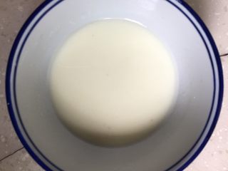 2、凉糕,加入50克水搅拌均匀静置20分钟左右。