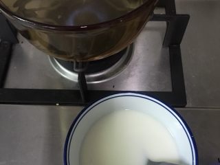 3、凉糕,200克水烧沸后舀取一半倒入凉糕水碗里继续搅拌均匀。