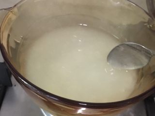 5、凉糕,熬熟后的凉糕呈糊状，浓稠、透明，就可以离火。