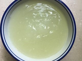 6、凉糕,趁热倒入碗里放凉后，放入冰箱冷藏保存3小时以上。