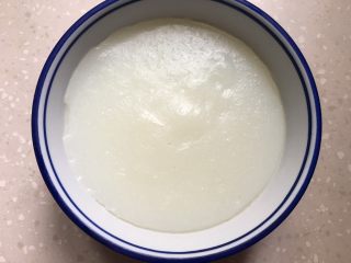 7、凉糕,冷藏后的凉糕成白色糕体状。