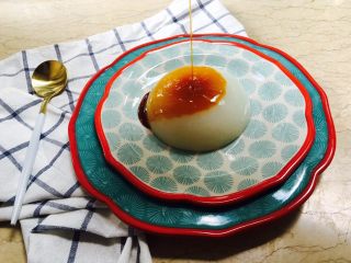 9、凉糕,浇上红糖汁。红糖汁提前熬制，红糖汁是老红糖加水、柠檬汁熬成浓稠可流动的样子即可，这里没过程图，大家脑补一下吧。