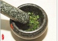 1、薄荷膏,将新鲜的薄荷叶和金银花洗净，风干水分，放进臼子，捣烂。