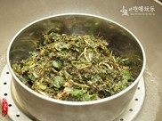 3、薄荷膏,煮开水，将容器放入，用中小火隔水蒸2个小时。