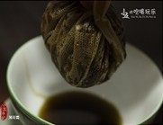 5、薄荷膏,将蒸好的药放凉，用纱布过滤出药油。