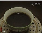 6、薄荷膏,将冰片与蜂蜡放入，用中小火隔水蒸至蜂蜡融化。