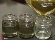 7、薄荷膏,趁热倒入干净无水无油的玻璃容器，凉却，盖上盖子保存。