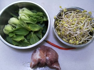 1、水煮肉片,准备食材:猪里脊肉300克，黄豆芽200克，油菜200克，辣椒等