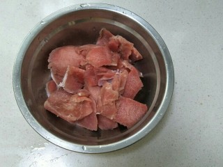 2、水煮肉片,把里脊肉切成厚薄均匀的肉片放在盆里