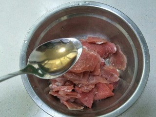 3、水煮肉片,加入一勺料酒和一个蛋清