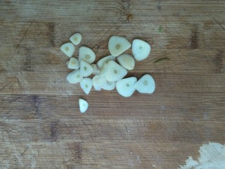 8、水煮肉片,蒜切片备用