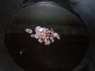 13、水煮肉片,锅里加油烧热，加入花椒炒香