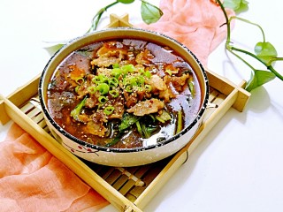 19、水煮肉片,端锅汤带肉片一起倒在放菜的大碗中，肉片上放上葱叶，香菜碎和白芝麻。锅中加少许油加热泼油即可开动。