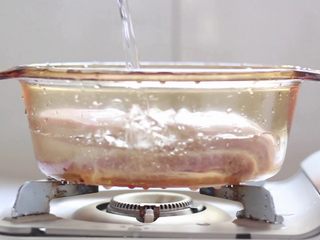 6、绿色美食+豆豉香干回锅肉,五花肉洗净置于锅中，加清水。