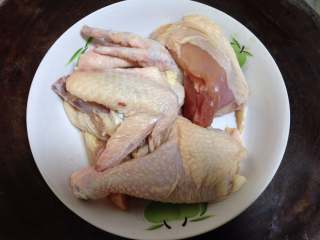 1、黄芪红枣土鸡汤,土鸡半只洗净切块