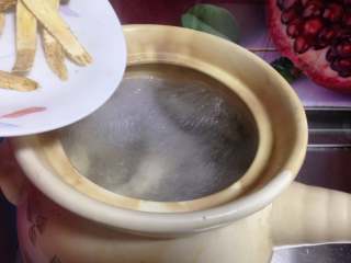 9、黄芪红枣土鸡汤,加入黄芪、沙参