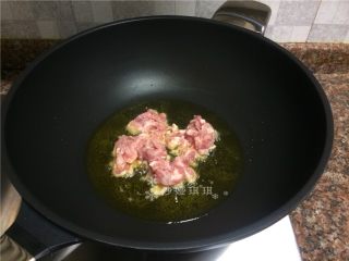 4、蒜苗盐煎肉,放入瘦肉快速翻炒变色断生。