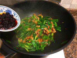 9、蒜苗盐煎肉,放入老干妈风味豆豉翻炒均匀即可出锅。