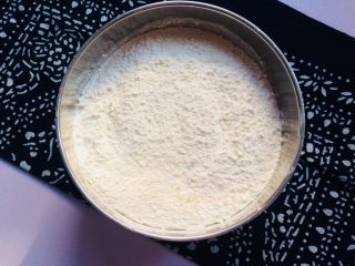 1、猪肉莲藕饺子,准备500g面粉。