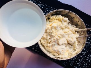 2、猪肉莲藕饺子,边搅边加水250ml