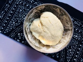 3、猪肉莲藕饺子,把面粉揉成团。