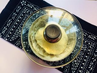 4、猪肉莲藕饺子,盖上盖子醒30分钟。