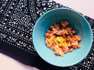 5、猪肉莲藕饺子,肉馅中加入5片姜末，15ml酱油。