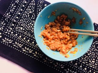 6、猪肉莲藕饺子,加入100ml清水顺时针搅上劲。