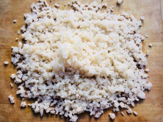 8、猪肉莲藕饺子,切成细小的藕丁。