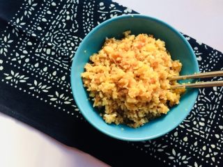 9、猪肉莲藕饺子,加入到肉馅中，再放入香油和2g盐拌匀。