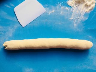 11、猪肉莲藕饺子,搓成长条。