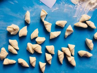 12、猪肉莲藕饺子,切成均匀的小剂子。
