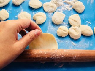 13、猪肉莲藕饺子,顺时针旋转擀成圆皮。