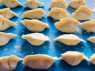 14、猪肉莲藕饺子,包成饺子。