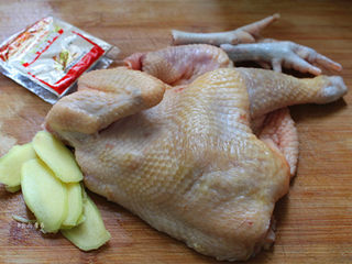 1、珐琅锅盐焗鸡,鸡肉洗净沥干水，生姜去皮洗净，切成薄片