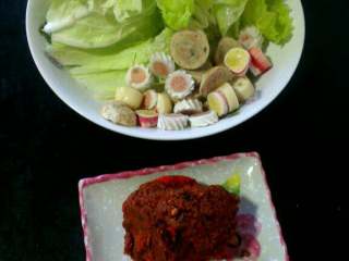 1、自制(麻辣土豆粉),青菜洗净，涮锅丸儿切片，火锅底料备好！