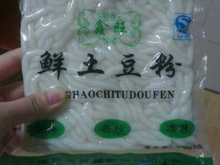 2、自制(麻辣土豆粉),鲜土豆粉备好；