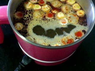 3、自制(麻辣土豆粉),小锅内添适量开水烧开，放入切好的丸儿煮2分钟；