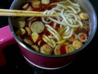 4、自制(麻辣土豆粉),放入土豆粉加少许盐  鸡精  醋调味儿煮3分钟；