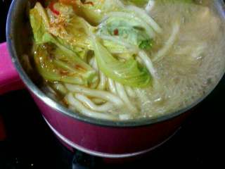 5、自制(麻辣土豆粉),最后下青菜煮1分钟；