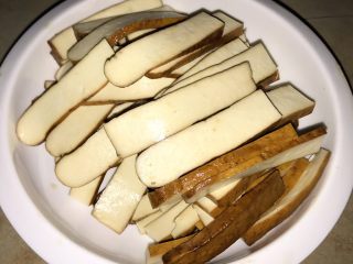 1、香辣豆干,豆干洗干净 切片～可以切厚一点，不容易断。