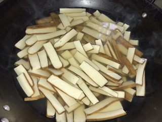 2、香辣豆干,水烧开，过一下水。
